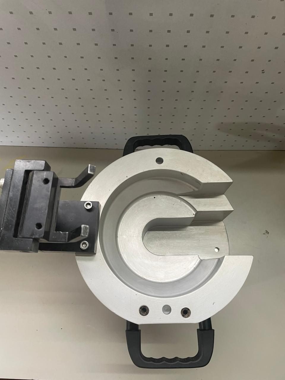 Aluminium fixture with carry handles
